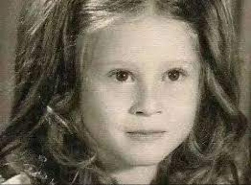 هذه الطفلة أصبحت أشهر ممثلة مصرية حفظت القرآن وتزوجت من ممثل كبير وتربت في عائلة فنية.. فمن تكون؟!