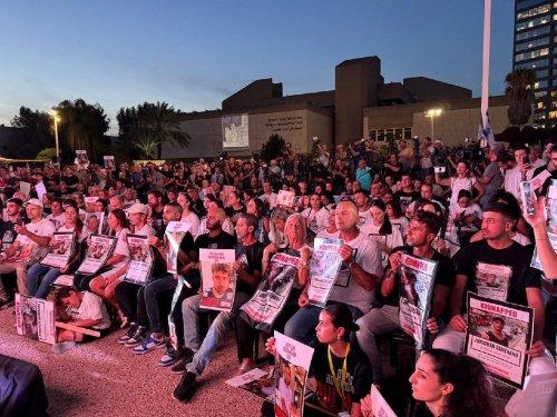 بالصور .. عشرات المستوطنين يواصلون التظاهر في تل أبيب