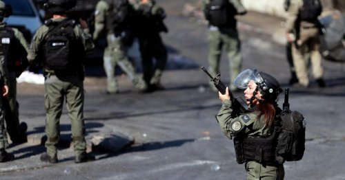 قوات الاحتلال تعتقل عشرات الفلسطينيين في الضفة الغربية