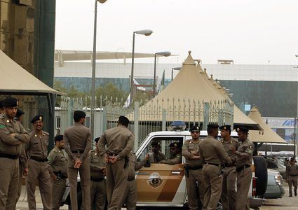 السعودية.. الأمن يوقف سيارة مقيمين في جدة بالقوة وعند تفتيشها كانت الصدمة للجميع!