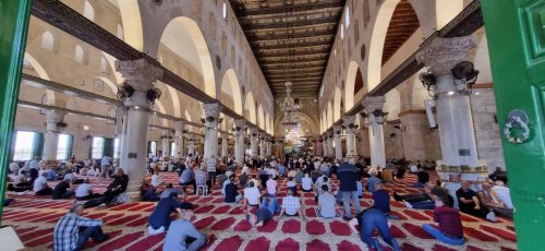 الاحتلال يمنع المصلين من الوصول إلى الأقصى .. صور