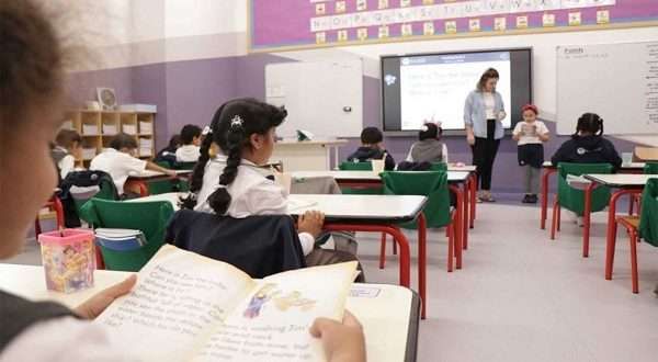 اليوم.. الدراسة عن بعد في مدارس أم القيوين