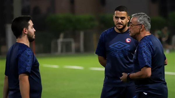ريكاردو فورموسينيو يعقد جلسة خاصة مع الجهاز المعاون خلال مران فيوتشر اليوم