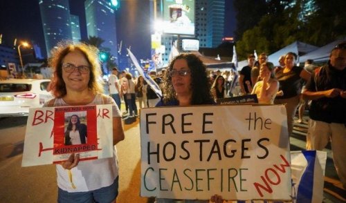 أهالي الأسرى الإسرائيليين يهددون بالتصعيد أمام منزل نتنياهو