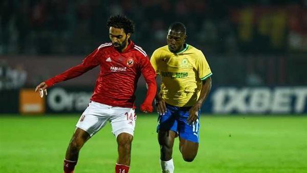 لاعبو الأهلي يتفقدون أرضية ملعب لوفتوس فيرسفيلد قبل مواجهة صنداونز