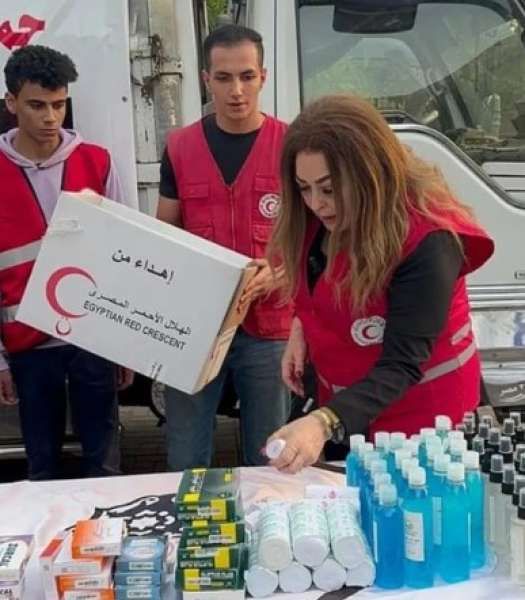 شاهد.. نهال عنبر تشارك متطوعي الهلال الأحمر إغاثة غزة