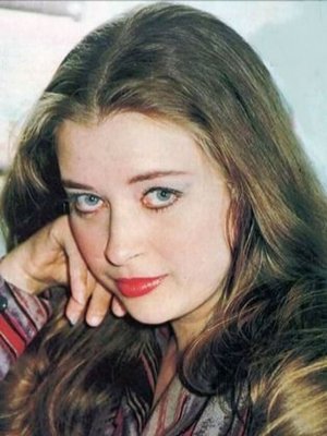 كثيرون لا يعرفون أن هذا النجم الشهير هو زوج الفنانة فايزة كمال!! صورة نادرة لهما من ليلة الزفاف