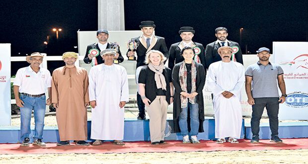 شرطة عمان السلطانية تتوج بلقب الفئات فـي أولى مسابقات أدب الخيل بالرحبة