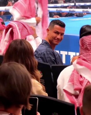 نظرة رونالدو لنانسي عجرم.. اشعلت مواقع التواصل الاجتماعي في موسم الرياض