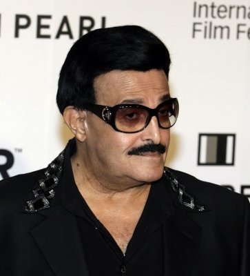 هذه الطفلة التي يحتضنها الفنان سمير غانم أصبحت من أجمل واشهر الفنانات!!