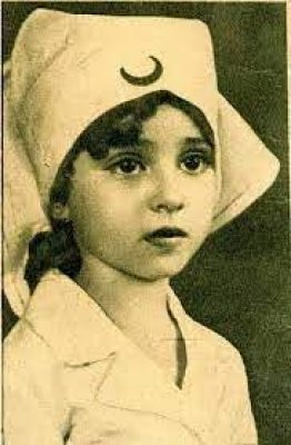 هذه الطفلة الجميلة أصبحت فنانة شهيرة ووقع في حبها الكثير من النجوم لشدة جمالها وانتهت حياتها مع زوجها الطبيب!