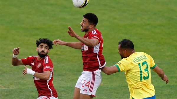 طاقم تحكيم مباراة الأهلي وصن داونز يتفقد أرضية الملعب