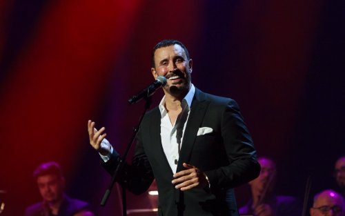 تفاصيل نارية تكشف اليوم... هذا مافعله "كاظم الساهر" مع فتاة مراهقة عراقية واثار ضجة كبيرة في العراق..