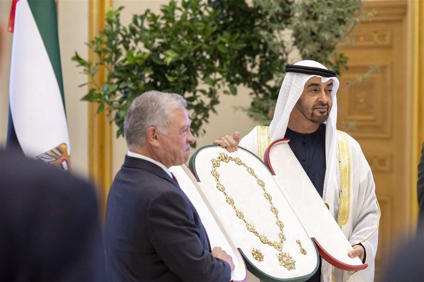 رئيس الدولة يمنح ملك الأردن “وسام زايد”