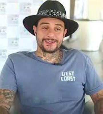 أول صورة واضحة لزوجة أحمد الفيشاوي الألمانية الذي رفض الاعتراف بنجله منها.. ملكة جمال!