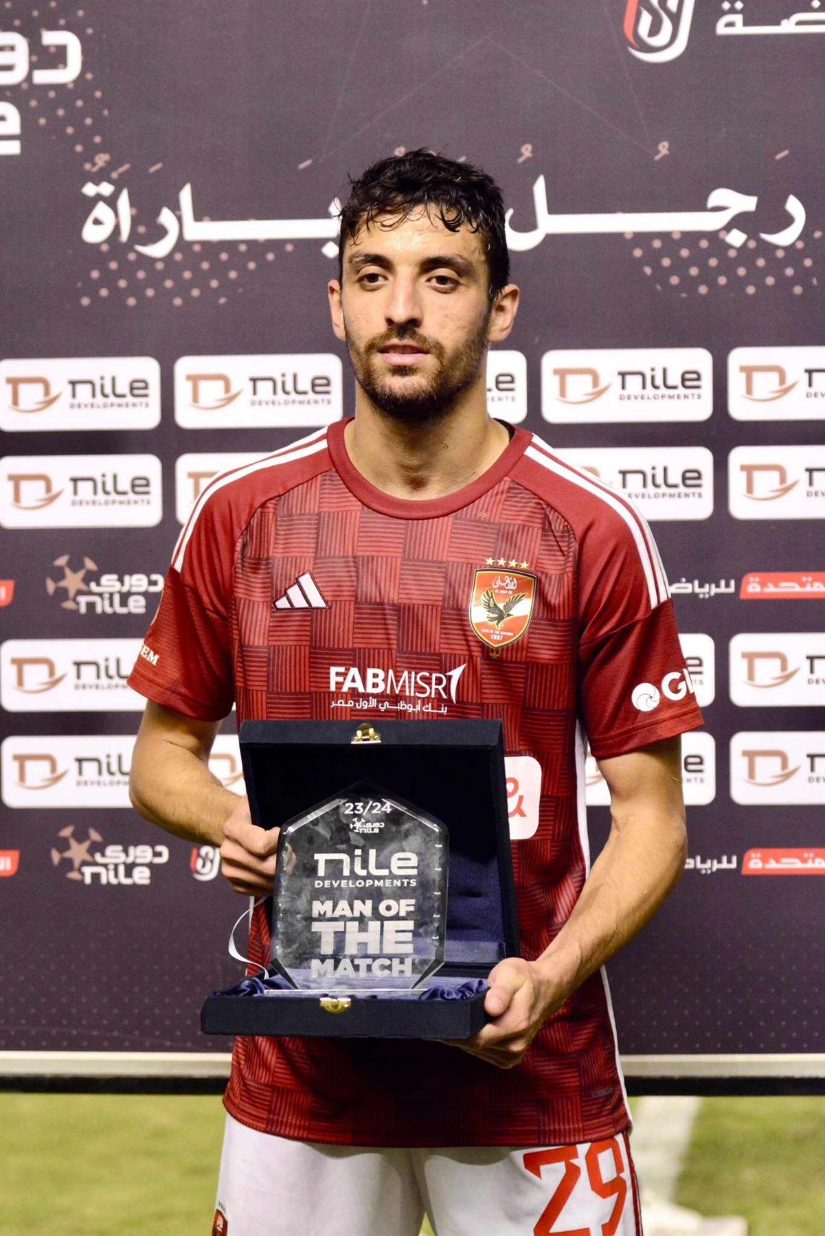 طاهر محمد طاهر رجل مباراة الأهلي والمقاولون العرب في دوري Nile