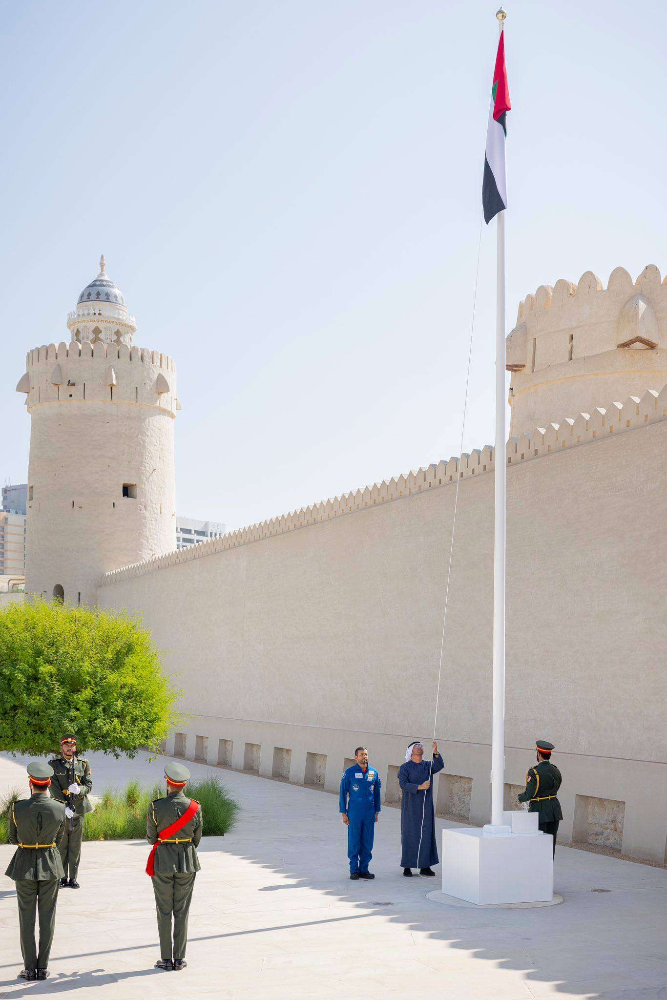 رئيس الدولة يرفع علم الإمارات في قصر الحصن