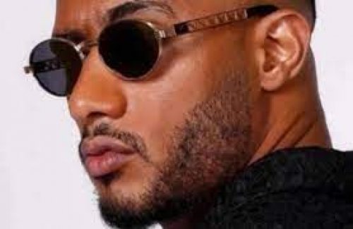 بعد إرتدائه جاكيت يحمل رمز الماسونية..الفنان محمد رمضان يتصدر التريند ويتعرض لهجوم كبير والجمهور: "مش مراعي مشاعر حد