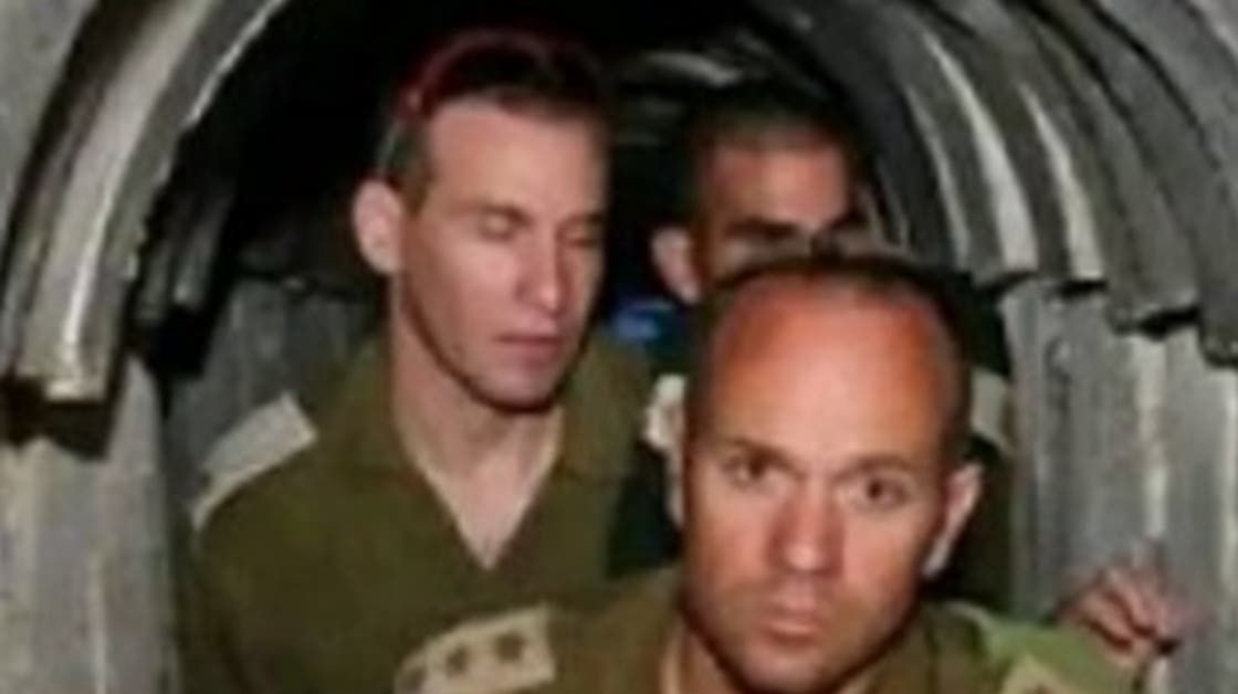 صورة تجتاح التواصل .. جنود إسرائيليون في "قبضة حماس"