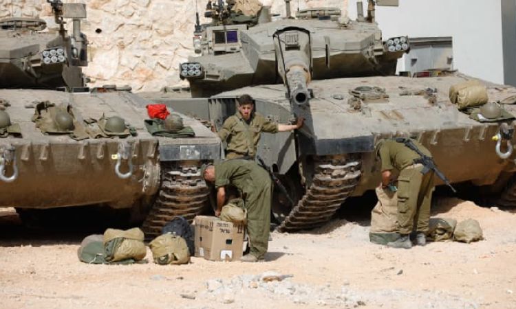 لم يحدث في المعارك والحروب .. اتفرج بالفيديو مجاهد وبطريقة جديدة يدمر دبابة ميركافا الاسرائيلية من مسافة صفر