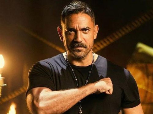 هي دماغ جاموسة مش شايف!.. أمير كرارة ينفعل على أحد المتابعين.. وهذا ما حدث!