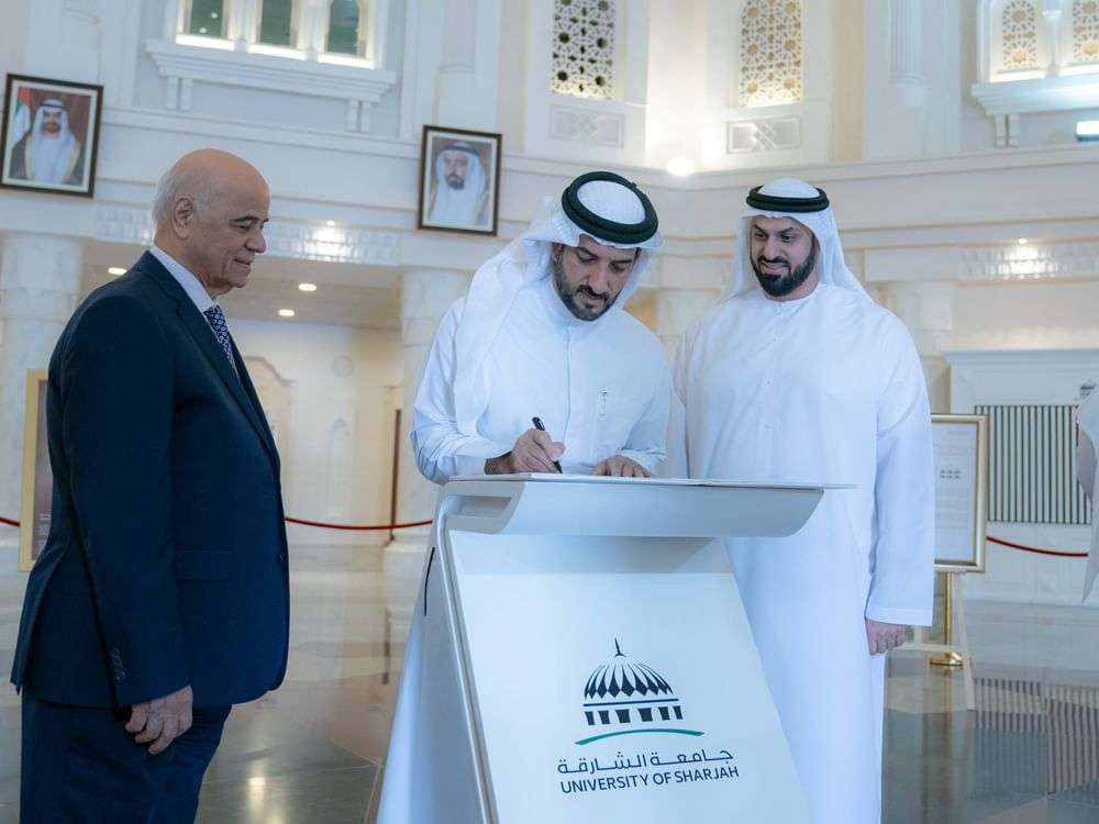 سلطان بن أحمد القاسمي يدشن طابعاً بريدياً تذكارياً بمناسبة اليوبيل الفضي لجامعة الشارقة