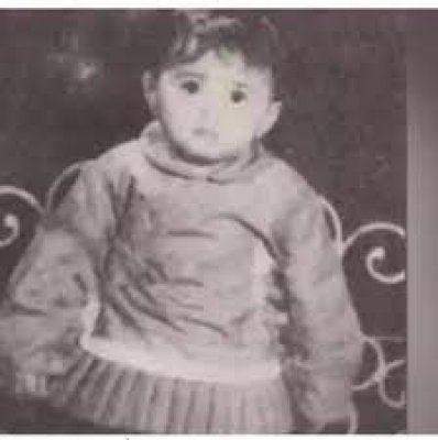 أول فنانة تقيم حفله بمناسبة طلاقها وحرمت نفسها من الانجاب لأجل الشهرة.. هذه الطفلة أصبحت من أجمل وأشهر الفنانات!!