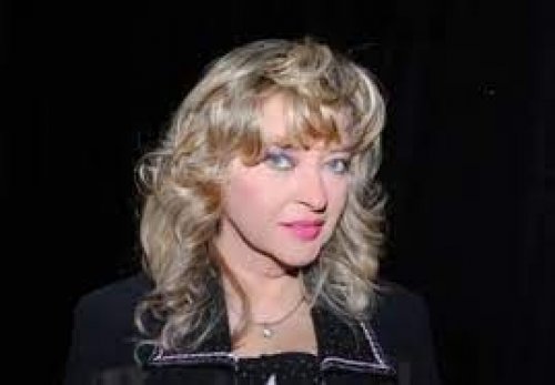 كثيرون لا يعرفون أن هذا النجم الشهير هو زوج فايزة كمال!! تسريب صورة نادره لهما من ليلة الزفاف