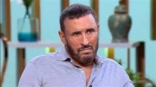 ضيّع ثروته بالكامل!! إفلاس القيصر كاظم الساهر يصدم الجميع!! صورته وهو وحيد ويفترش أرض المطار أبكت الجميع!!