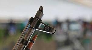 ضاقت به الدنيا .. معلم يقدم على الانتحار أمام أولاده في صنعاء