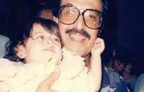 هذه الطفله التي يحتضنها سمير غانم أصبحت من أجمل واشهر الفنانات