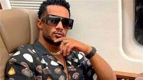 شاب سعودي يوقف محمد رمضان بالشارع ويطلب منه هذا الأمر.. فعلا التواضع لله نعمة!