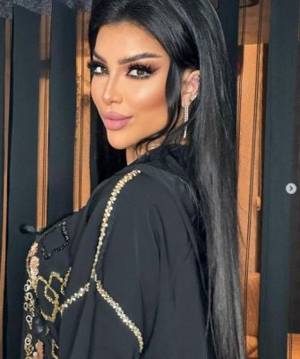 بجراءة فاقت الحدود وبدون ذرة حياء دنيا بطمة سعيدة بتكبير هذا العضو من جسدها وهكذا استعرضته بدلع بنصف فستان