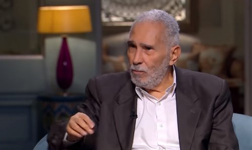 على كرسي متحرك.. ظهور مفزع ومخيف للفنان عبد الرحمن ابو زهرة يثير قلق الجمهور!!