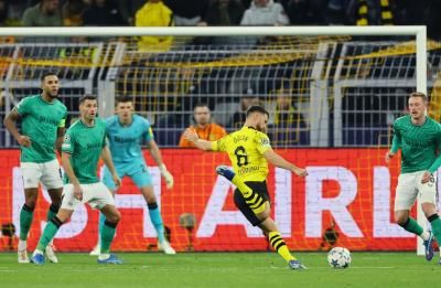 دورتموند يهزم نيوكاسل ويتصدر مجموعته