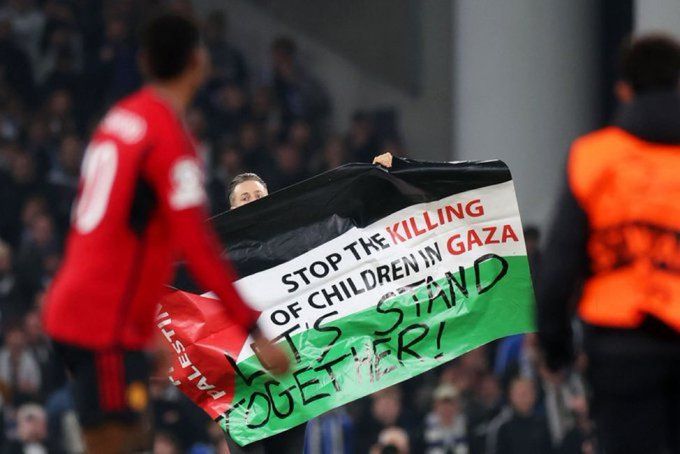 مشجع يقتحم مباراة مانشستر يونايتد وكوبنهاجن رافعا علم فلسطين.. صور