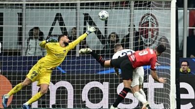 ميلان يهزم باريس سان جيرمان بثنائية