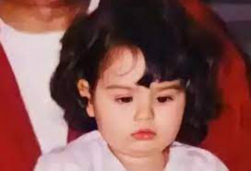 هذه الطفلة البريئة صارت فنانة لكنها لاتعرف القراءة والكتابة ولاتعلم أي شيء عن الأفلام العربية.. المفاجأة انها زوجة فنان شهير!!