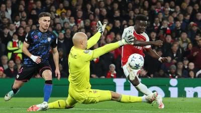 آرسنال يتصدر مجموعته في دوري الأبطال