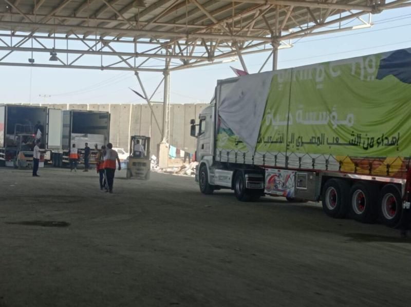 الهلال الأحمر الفلسطيني يتسلم 106 شاحنات مساعدات عبر معبر رفح