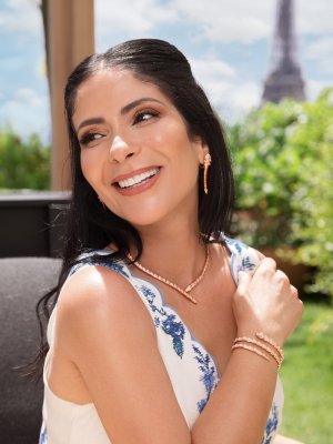 صورة نادرة من حفل زفاف منى زكي بجانب والدها الذي مات بين يديها وكاد أن يفسد زواجها من أحمد حلمي لهذا السبب!