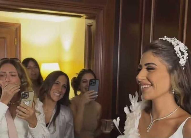 بالصور.. ليلى علوي تبكي أثناء تجهيز ابنة شقيقها لحفل زفافها