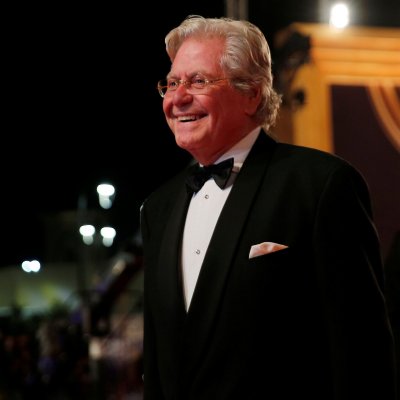 أبرزهم حسين فهمي.. اشهر بخلاء الوسط الفنى المصري رغم ثرواتهم الهائلة!! أحدهم لا يقدم الشاي لضيوفه