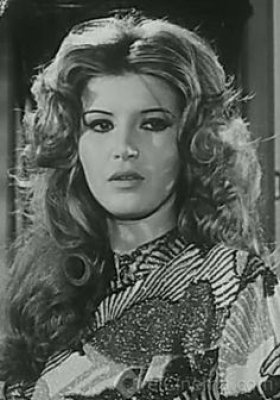 ظهرت كالاميرات بجانبه.. صورة نادرة من حفل زفاف ميرفت أمين وحسين فهمي