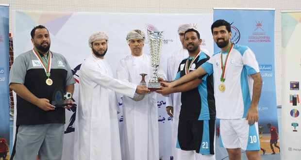 فـي ختام دوري خماسيات القدم بجنوب الباطنة تتويج الخدمات الصحية بالمركز الأول والزراعة وصيفا والتربية ثالثا