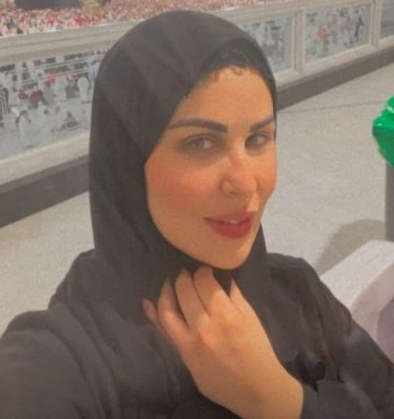 شاهد.. مي سليم تؤدي مناسك العمرة