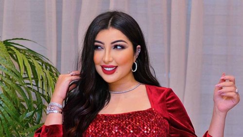 بجراءة فاقت الحدود وبدون ذرة خجل دنيا بطمة سعيدة بتكبير هذا العضو من جسدها وهكذا استعرضته بدلع بنصف فستان