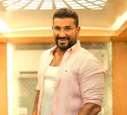 "علياء بسيوني مصدومة".. أول ظهور لـ أحمد سعد بجانب حبيبته الجديدة التي طلق زوجته بسببها !!