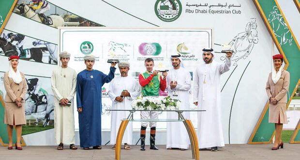 الحصان فخر للخيالة السُّلطانية يفوز بالمركز الأول على مضمار نادي أبوظبي للفروسية