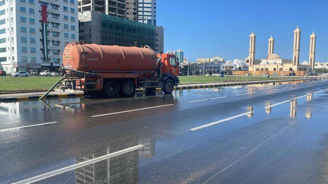 بلدية الشارقة تسيطر على تجمعات مياه الأمطار